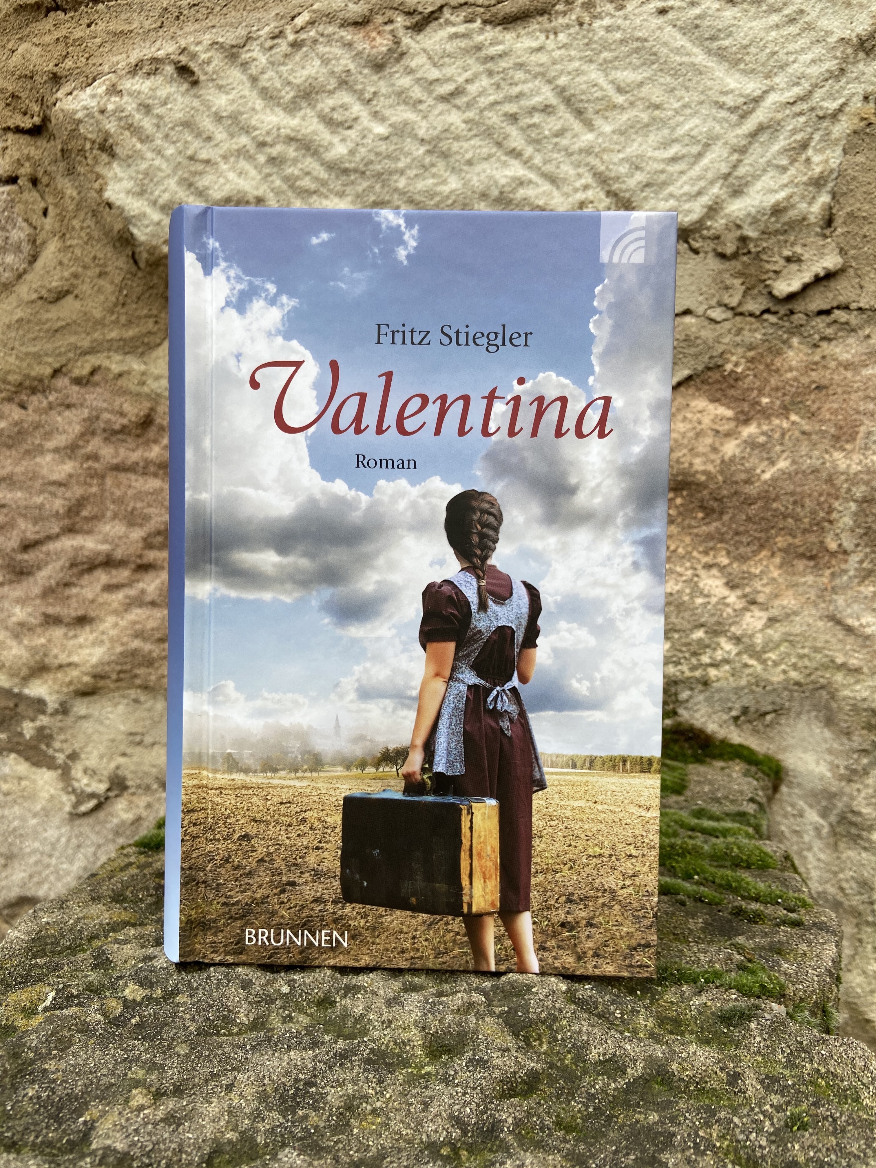 Das Buch Valentina zeigt auf dem Cover ein Mädchen mit Koffer vor weitem Himmel und Feld.