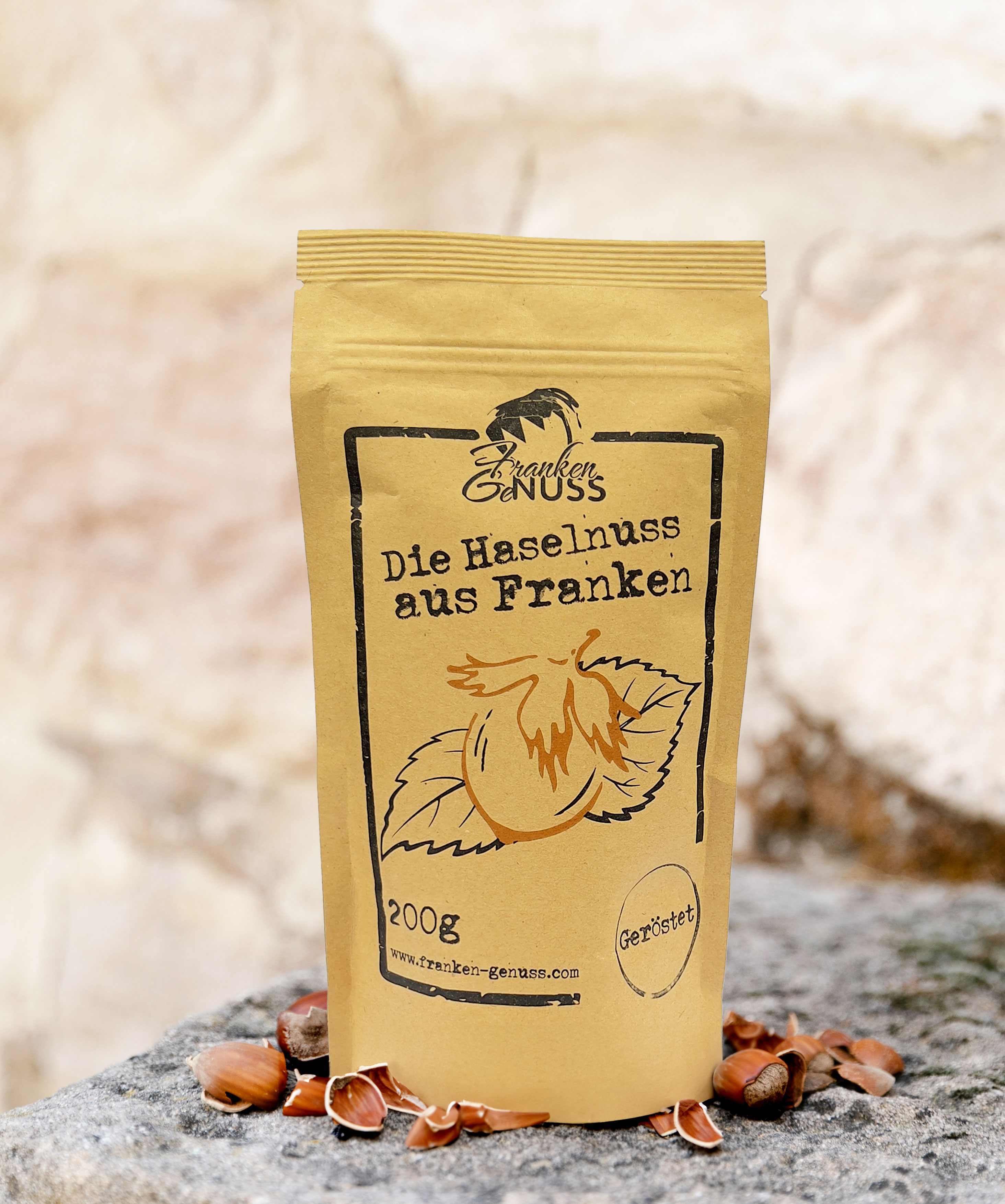 Frisch geröstete Haselnüsse aus Franken, appetitlich angerichtet mit naturbelassenen Nussschalen. Frisch geröstete Haselnüsse aus Franken, appetitlich angerichtet mit naturbelassenen Nussschalen.