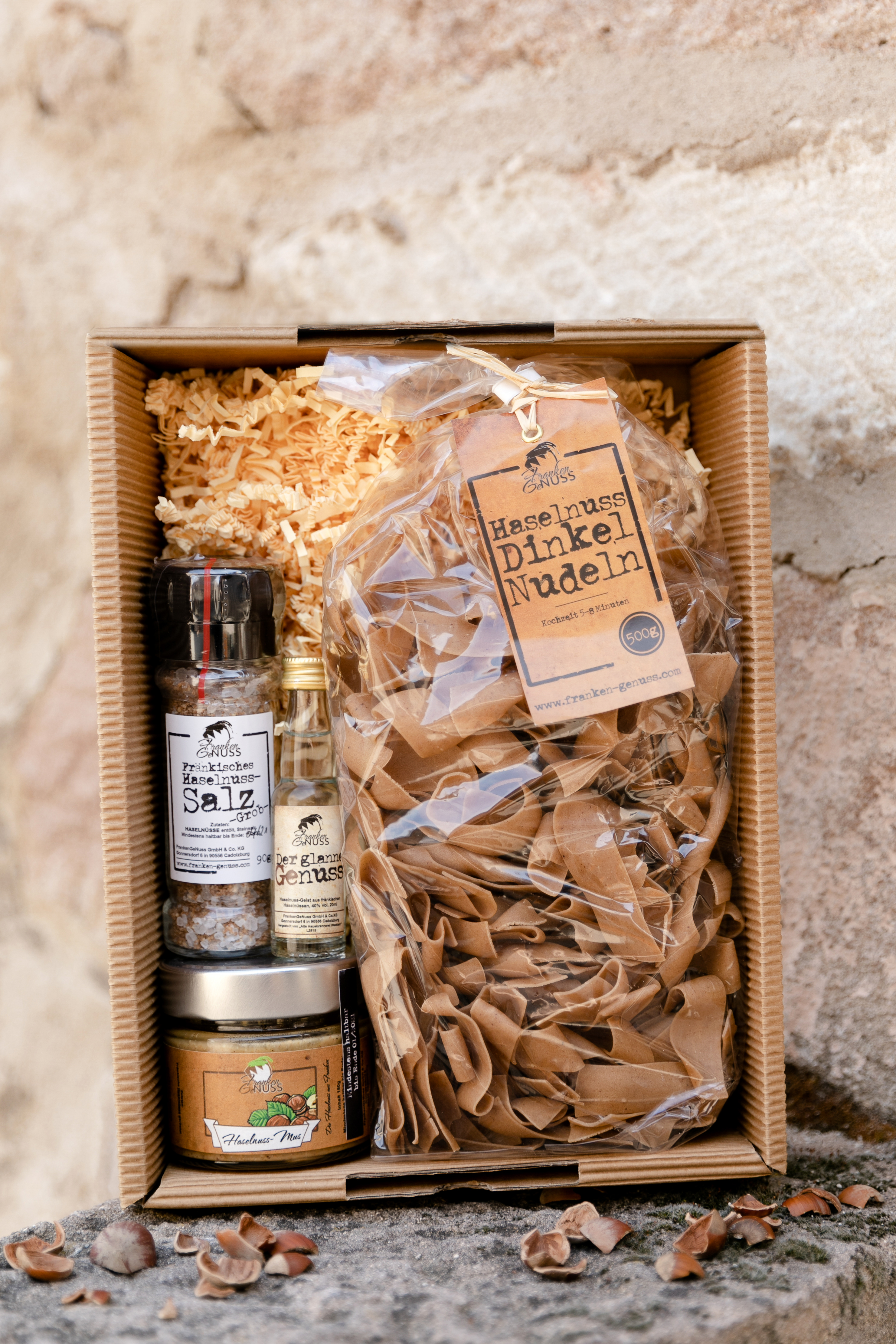 Eine gefüllte Geschenkbox mit fränkischen Feinkostspezialitäten wie Nudeln, Gewürz, Mus und einer kleinen Flasche.